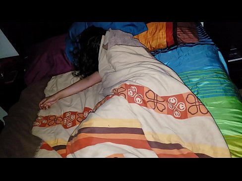 ❤️ सौतेनी आमा सुतेको बेला आफ्नी जवान सौतेनी आमालाई पिट्दै। ❤  सेक्स  ❌️❤